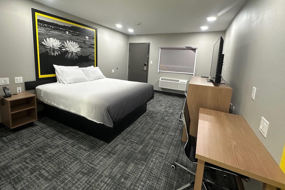 Super 8 BY Wyndham Lubbock Airport