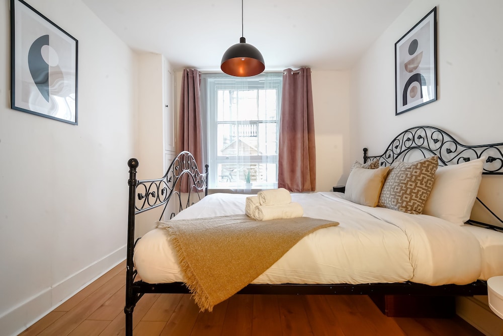 Liverpool Street 2BR City Apartment