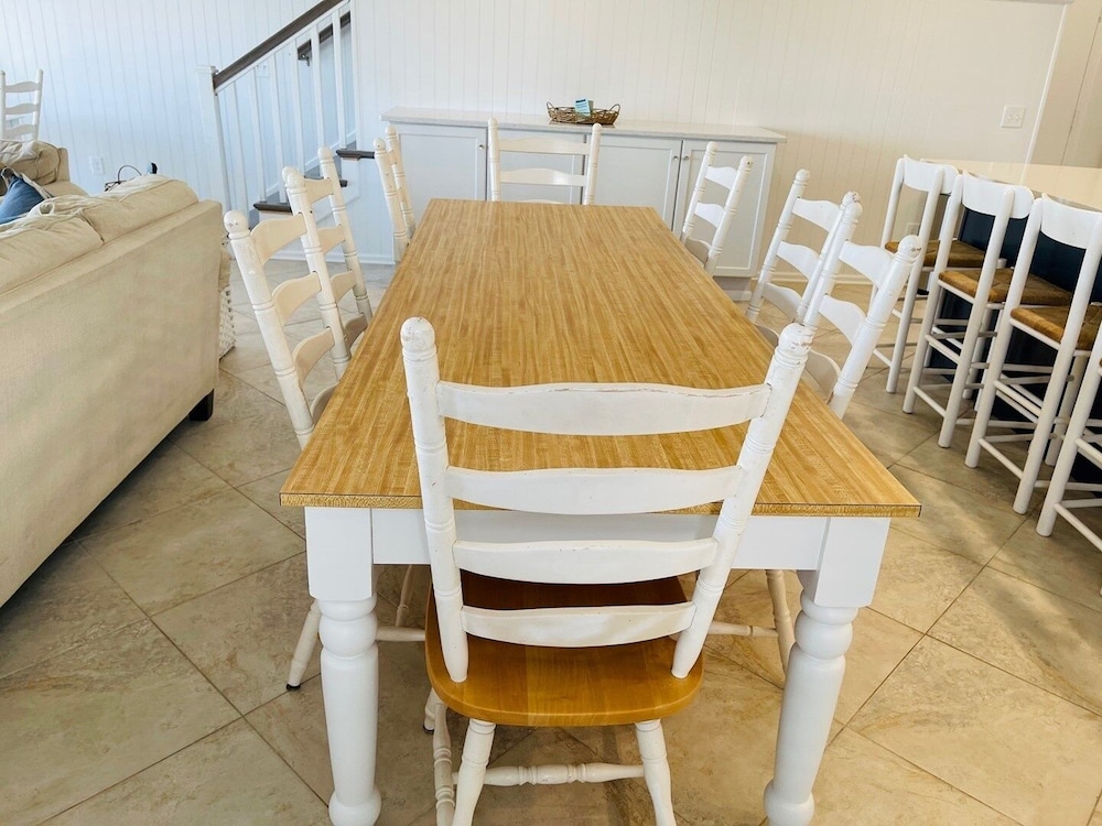 Avalon East- 5 Bedroom Home by RedAwning