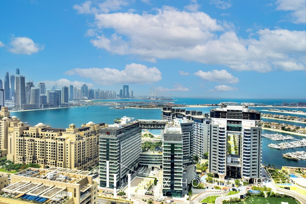 LUX Iconic Views at Palm Tower Studio 4