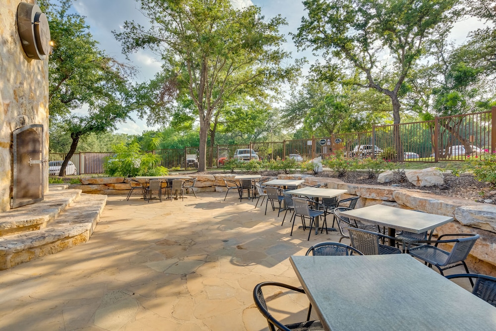 Jonestown Condo on Lake Travis w/ Community Pool! - Property Image 11