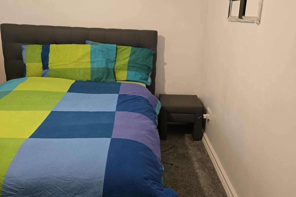 3 Bed House- Sleeps 6 - Parking - Wifi