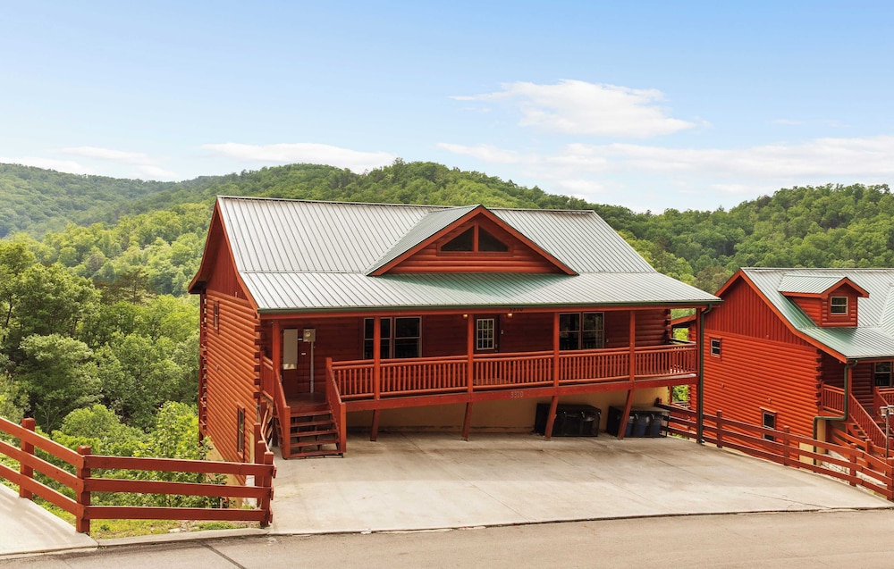 Smoky Ridge by Avantstay Renovated Cabin w/ Indoor Pool Game Room + Theater