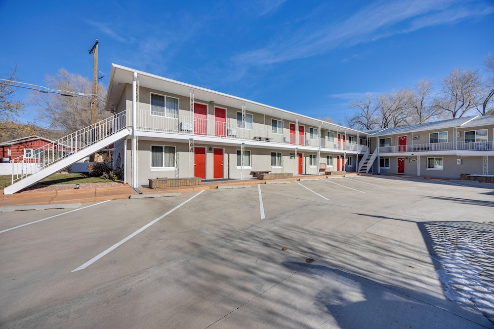 1/2 Mi to Attractions: Apartment w/ Deck