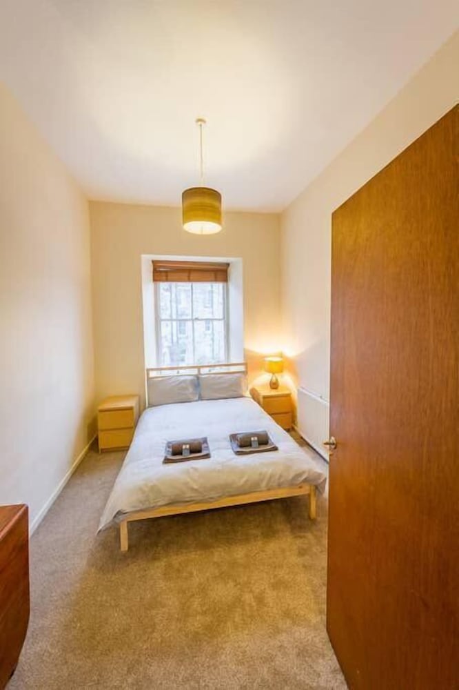 Charming and Spacious New Town Apartment view 2