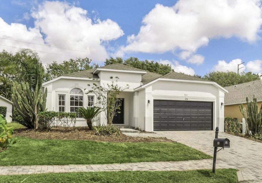 Large 4 bedroom Pool Home With Relaxing Vibes 4 Villa