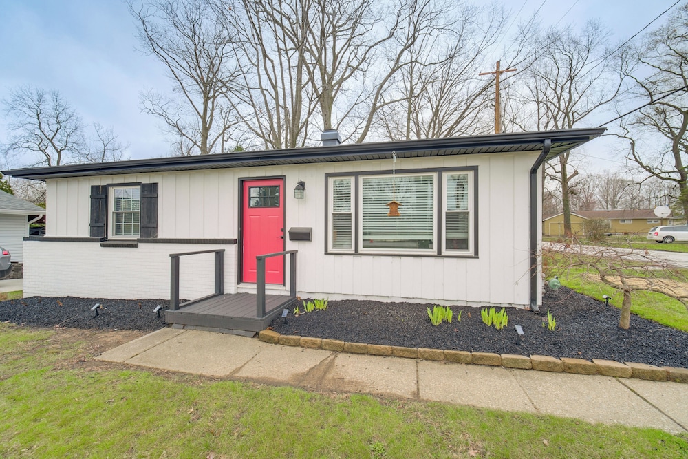 Walk to Marina: Home w/ Hot Tub in Mentor!