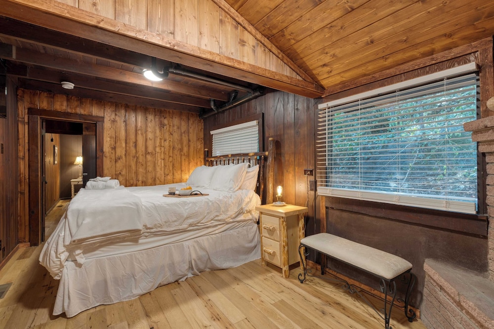 Riverwood Gatlinburg/pigeon Forge Cabin w/ River Views