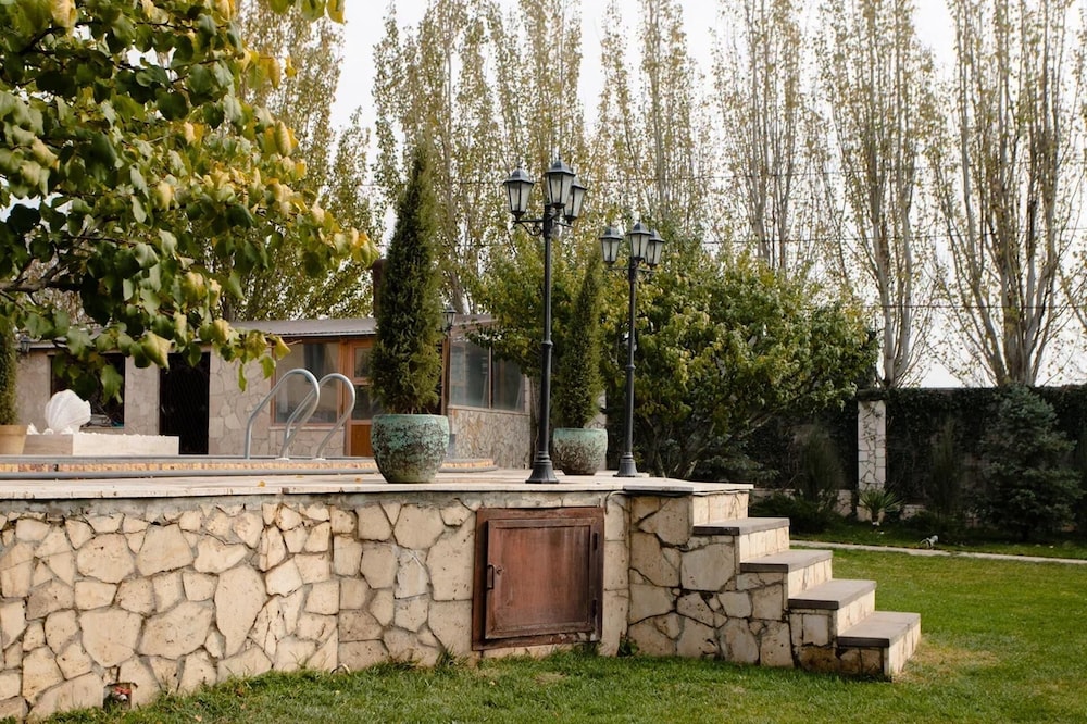 4 Bed Villa Estate Sleeps 7 - Pool, Garden, Sauna