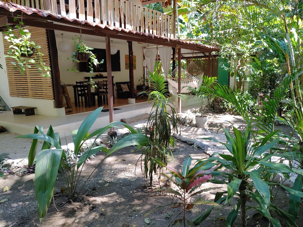 Colibri Surf House & Flats