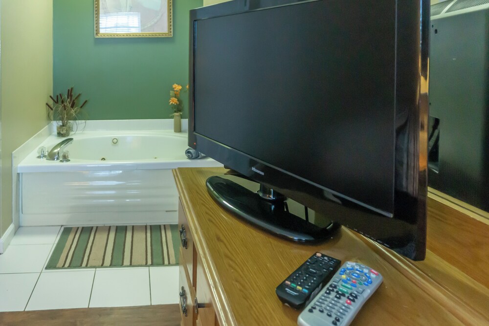 1 BR Home w/ Jetted Tub & Cozy Living Room
