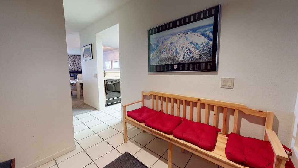 Bridges 105 Pet-Friendly. Ski-in Ski-out Condo with Beautiful Mountain Views and Private Washer Dryer by RedAwning