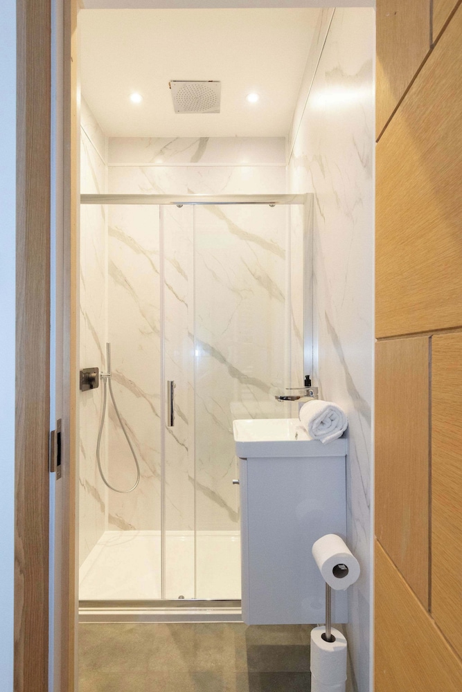 Spacious 4-bed Near City Sea