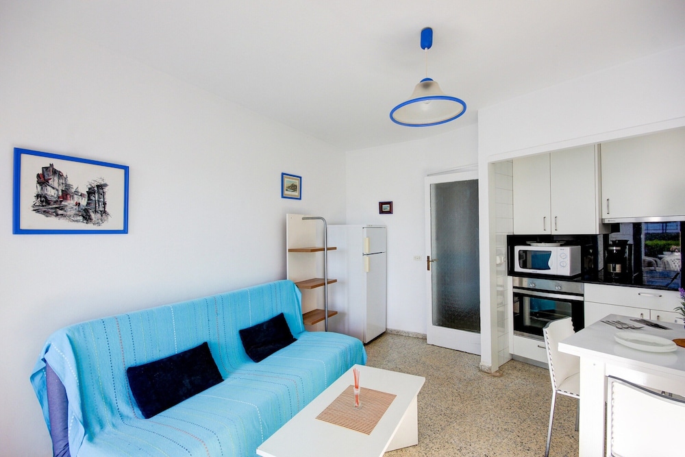 Apartment in Roses With Beachfront View