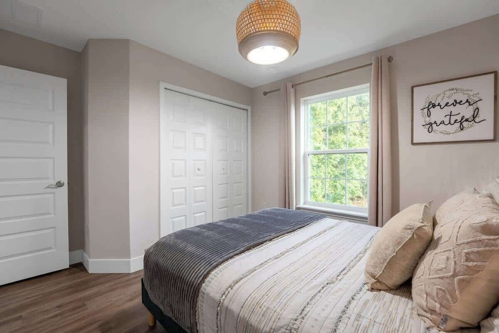 Beautiful 4BR Home w/ Modern Design