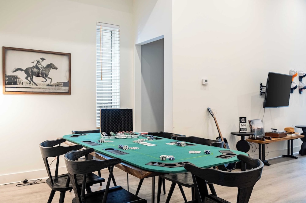 Sleeps 24 Rooftop, Game Room & Outdoor Spaces Just 10 Min to Broadway Outrider by Avantstay