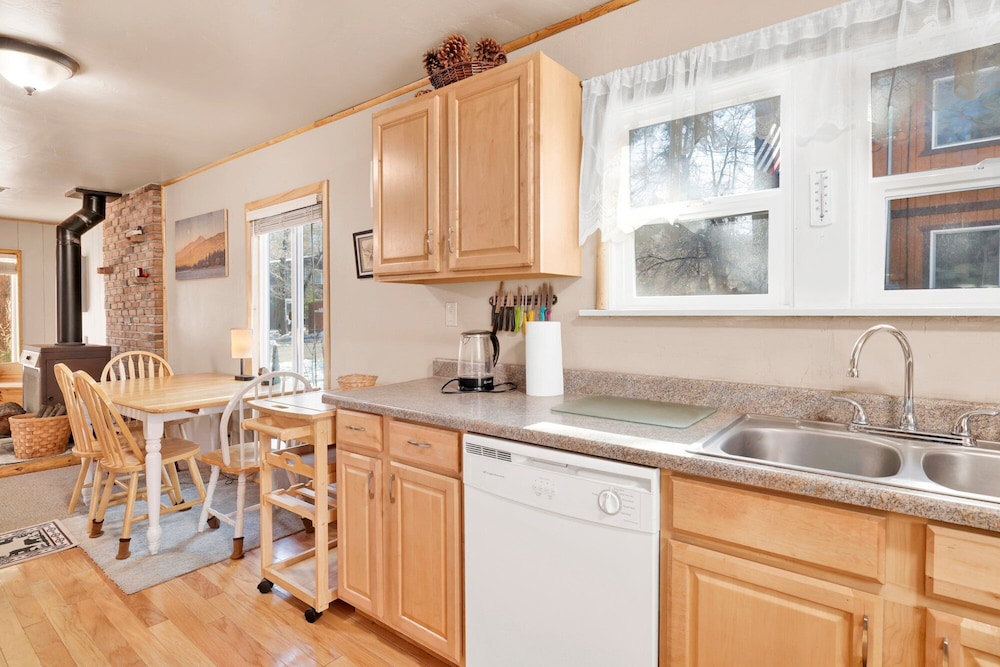 Cute and Cozy Cottage #2522