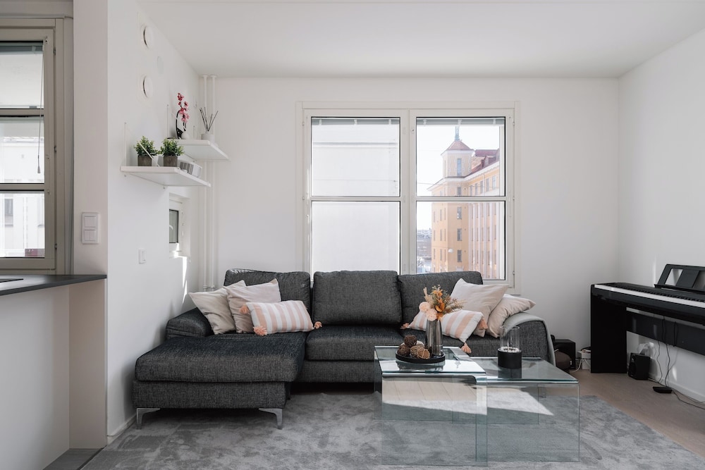Modern 1BR Apartment with Balcony