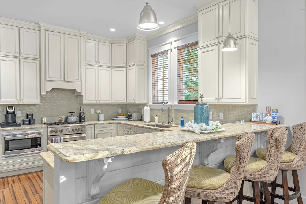 Seagrove Gardens Mins to the Beach, Santa Rosa Retreat w/ Golf Cart, A+ Design