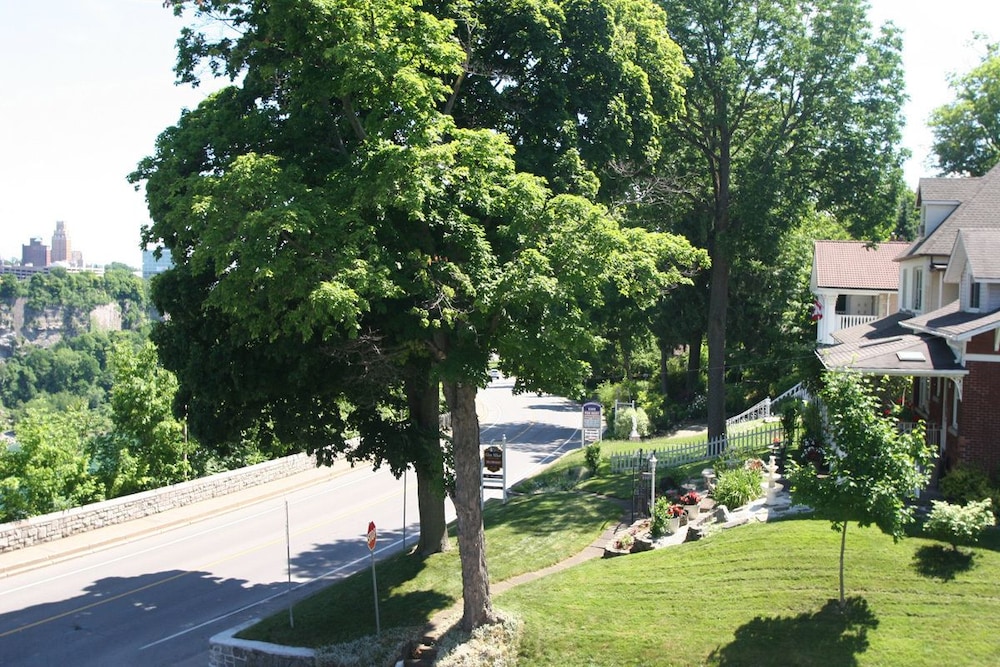 Eastwood Tourist Lodge