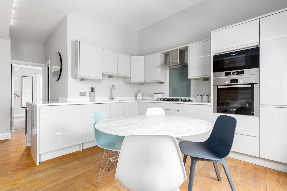 Radiant 2 Bed Flat near Portobello