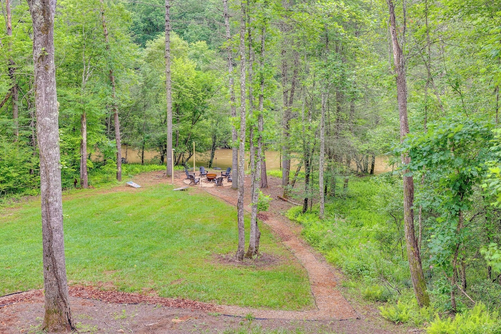 Hot Tub & Deck: Riverfront Mccaysville Cabin!