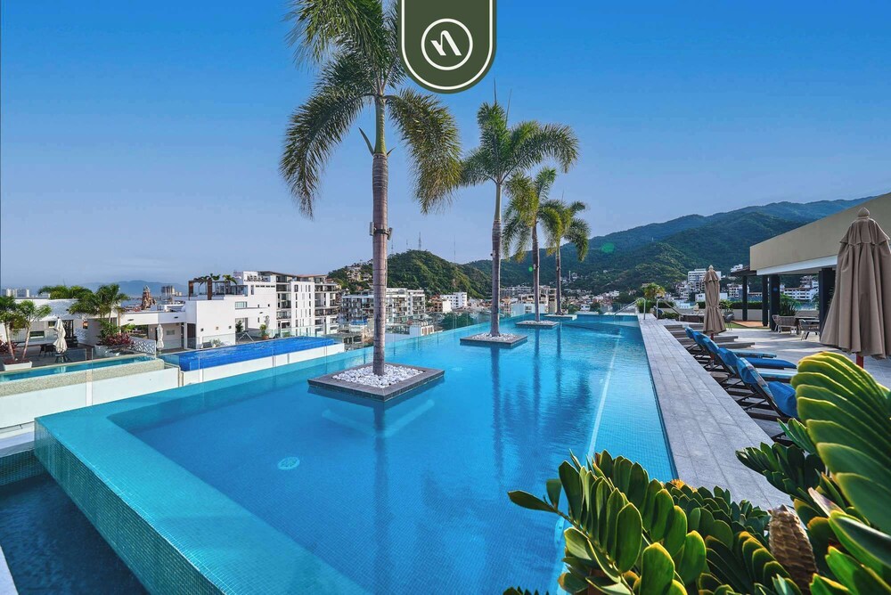 Amazing 1 BR Condo - Zona Romantica - Rooftop Pool