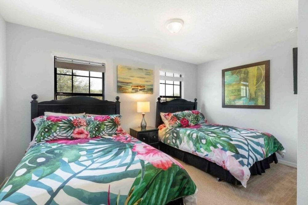 Luxury 4br Retreat W/ Pool, Game Room Near Disney 4 Bedroom Villa