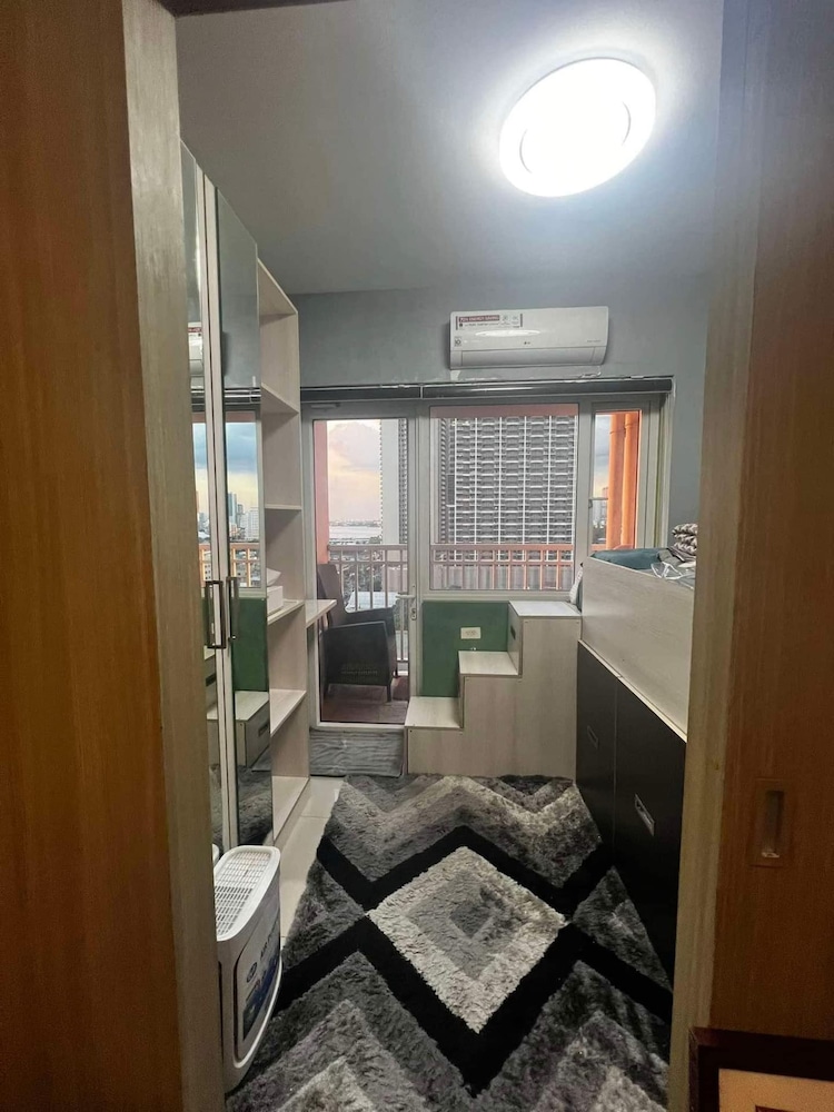 Breeze Residences Condos