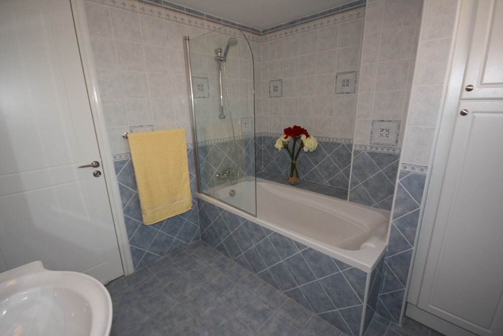 Seaside 2-bedroom Villa With Private Pool, Garden & Wifi Your Perfect Escape!