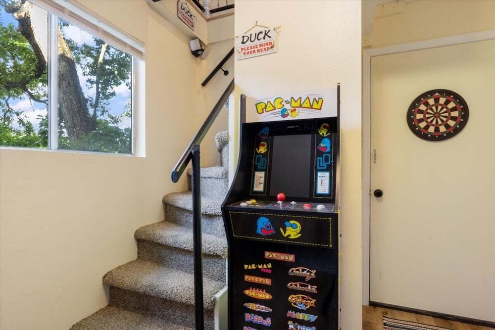 Lakefront Home, Private Dock + Kayaks,arcade Games, Pet Friendly