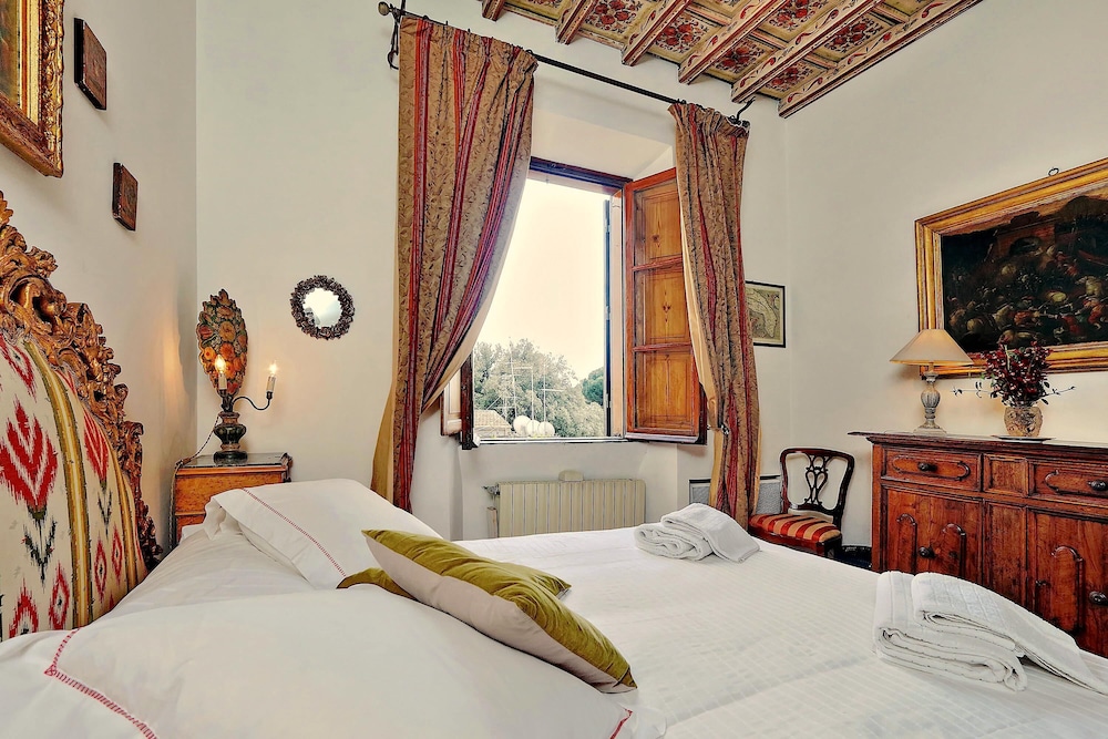 Palazzo Palermo Near the Roman Forum the Perfect Family Oasis in Rome