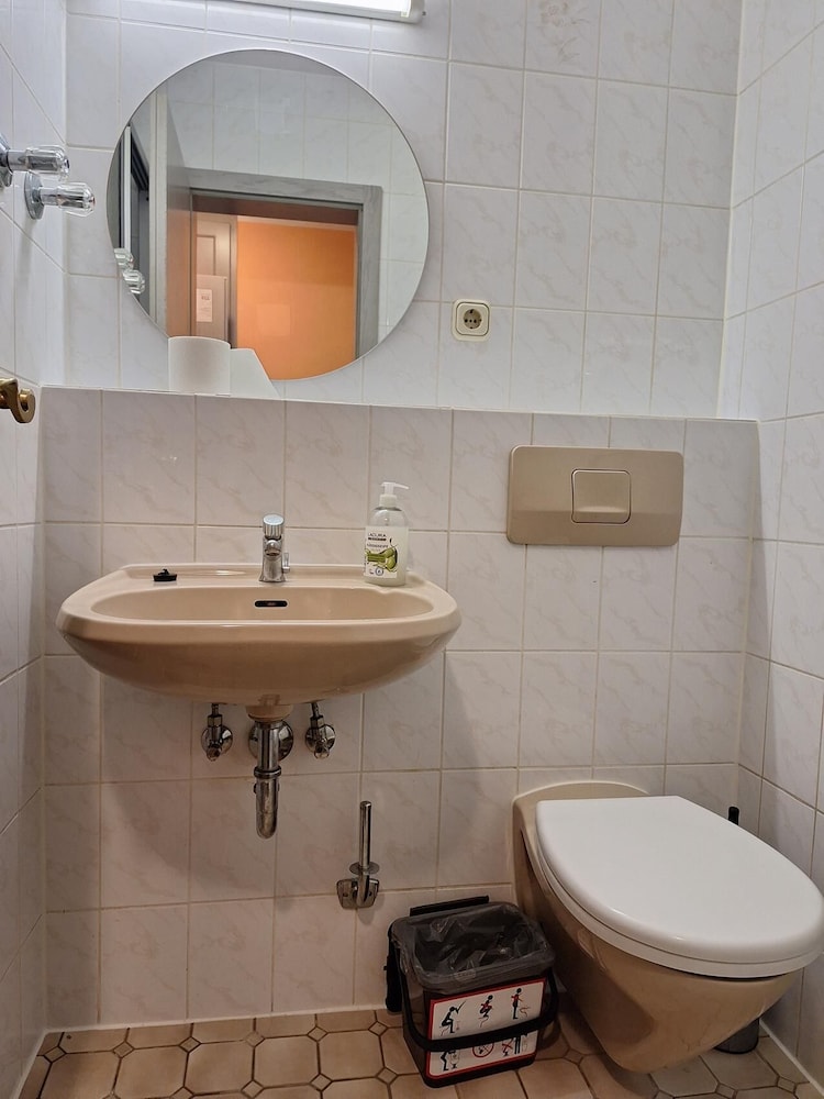 2-Rent Group Hostel Rooms AUB162