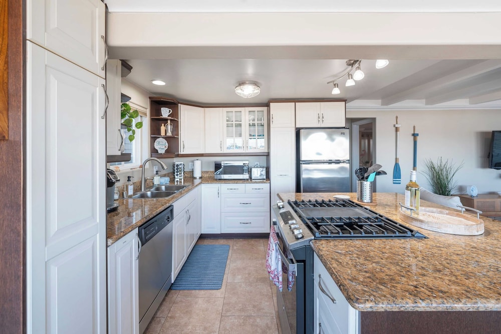 Coastal Bayside Condo Walkable to Sand & Surf
