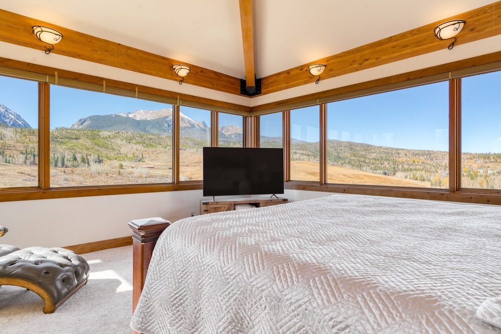 Summit County Vacations - Topaz Estate by Avantstay Luxe Home, Pool View - Property Image 10