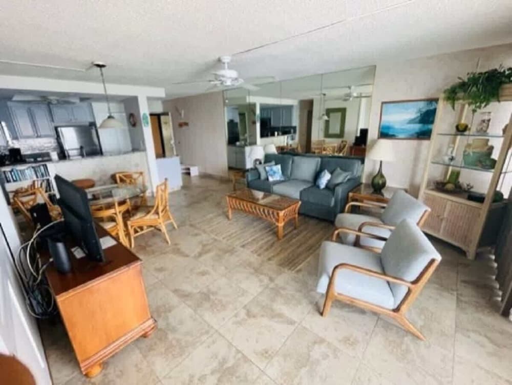 Oceanfront Whale Watching 2 Kings and Sofa Bed