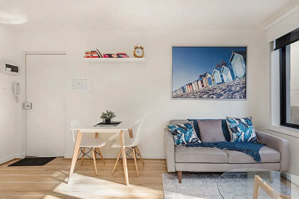 Prime Location 1 Bedroom Apartment Near MCG With Parking