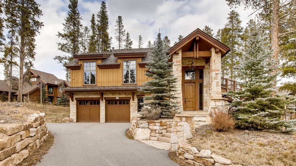 Breck_snowy_point_chalet