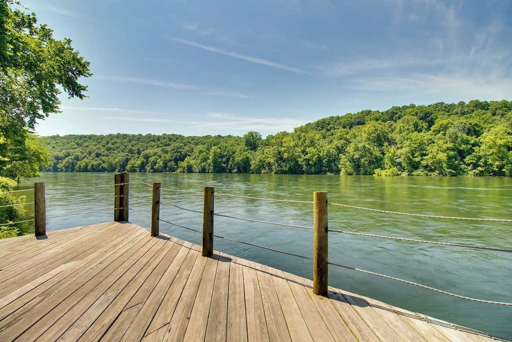 Dock Access: Romantic River Retreat in Gassville