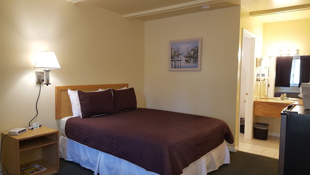 Captain's Quarters Motel - Property Image 37