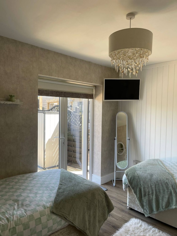 Staysolihull, Large Spacious Corner House,