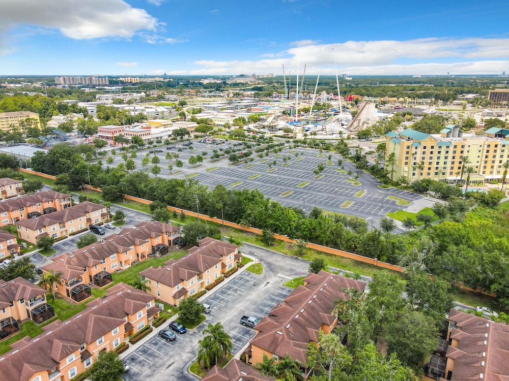 Luxury Townhome Near Disney w Resort Amenities