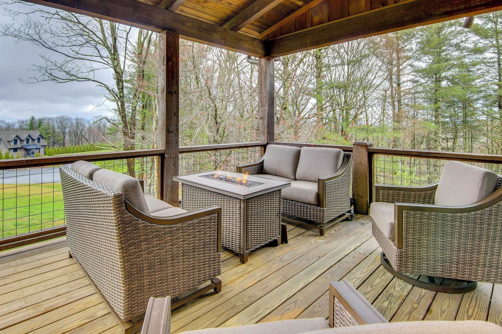 Sip on Deck & Enjoy Views! Mtn Lodge in Glenville