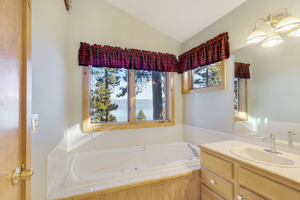 Lakeview Hideaway 3bdr for 8 w/ Private Hot Tub!