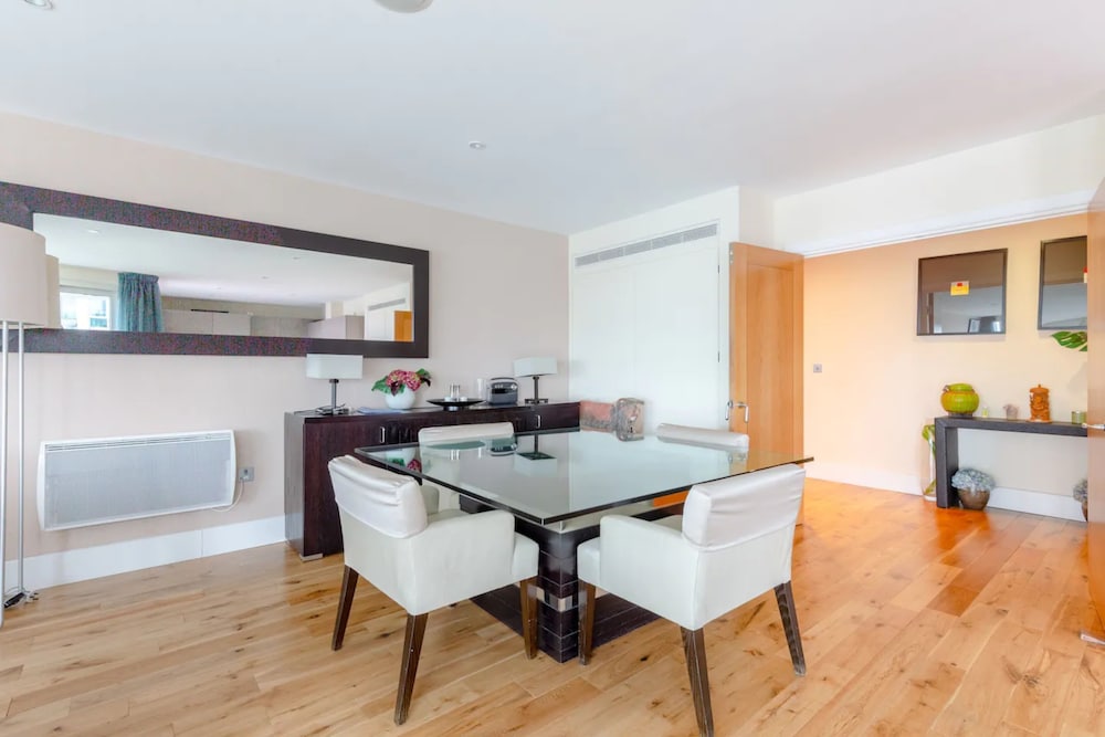 Gorgeous 3 Bedroom Flat in Vauxhall With City Views