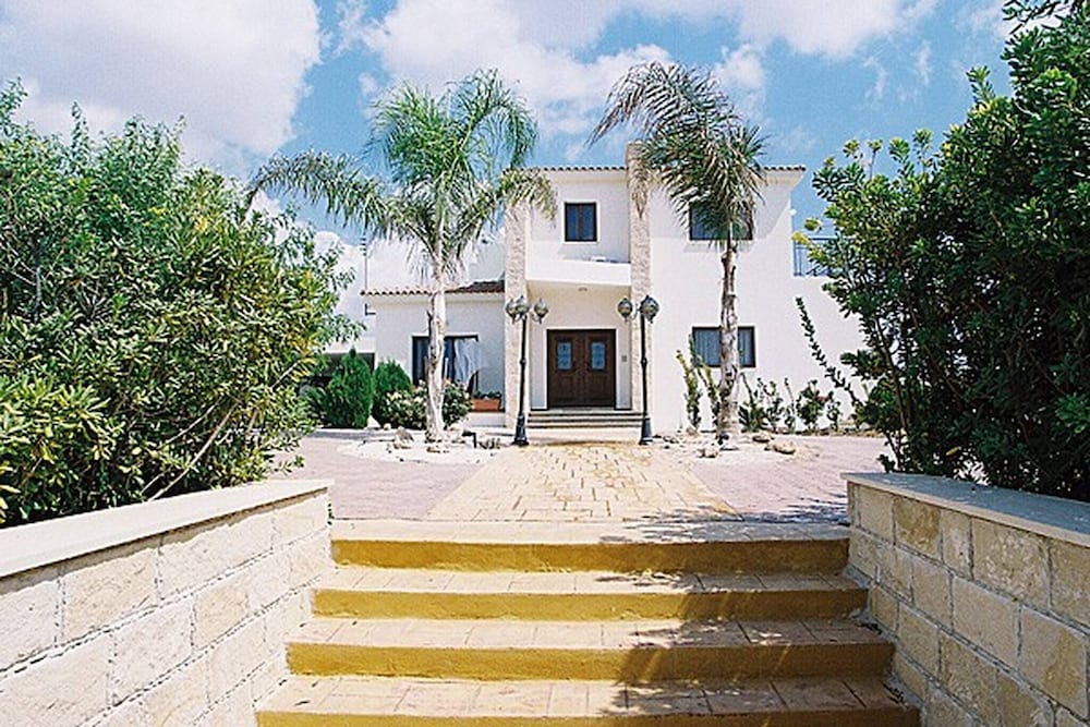 Impressive Large Villa Huge Heated Pool Garden