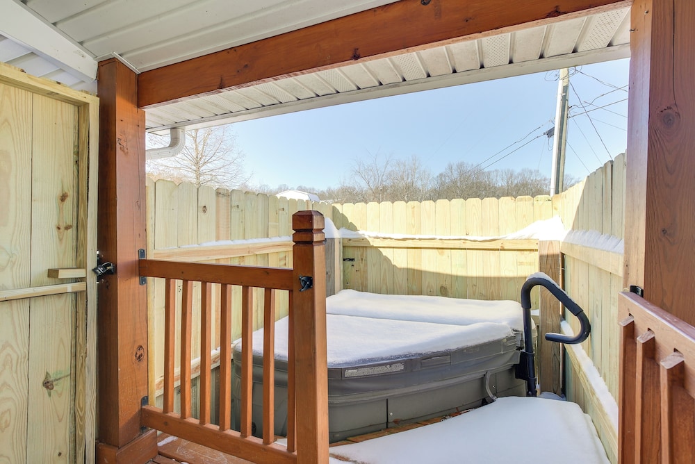 4 Mi to Lake Logan: Hocking Hills Apartment