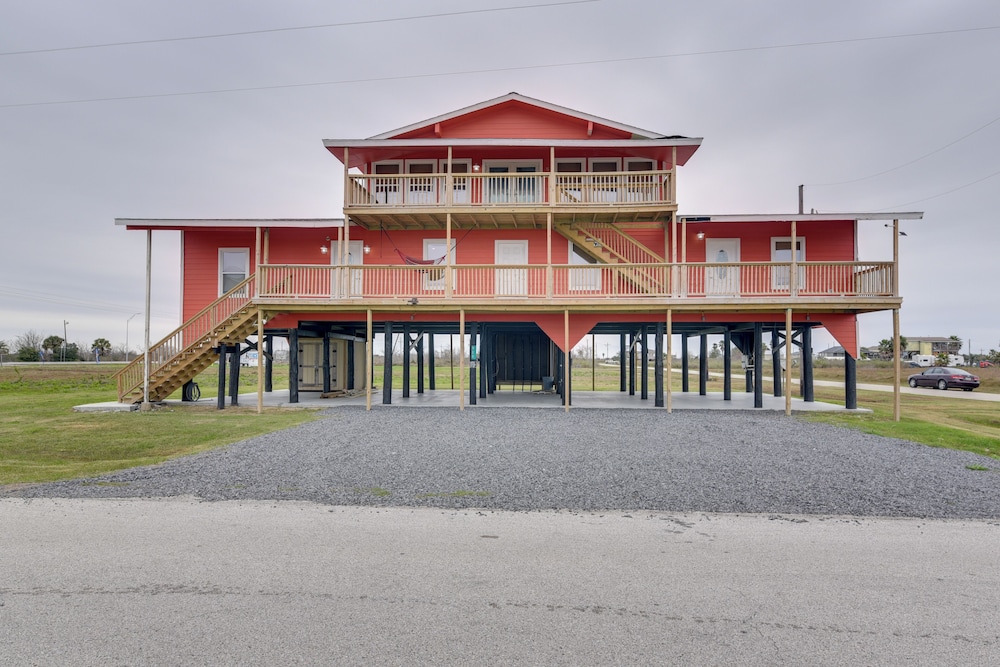 Balcony & Sunset Views: Coastal Port Bolivar Gem