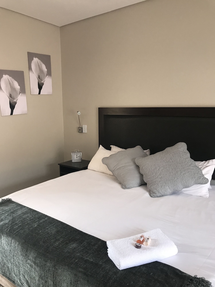 Manor Hills Guest Lodge