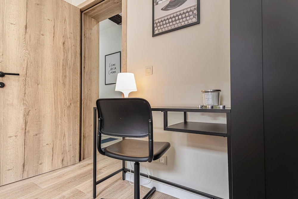 Modern 3BR Apt for 6 with Patio Ghent